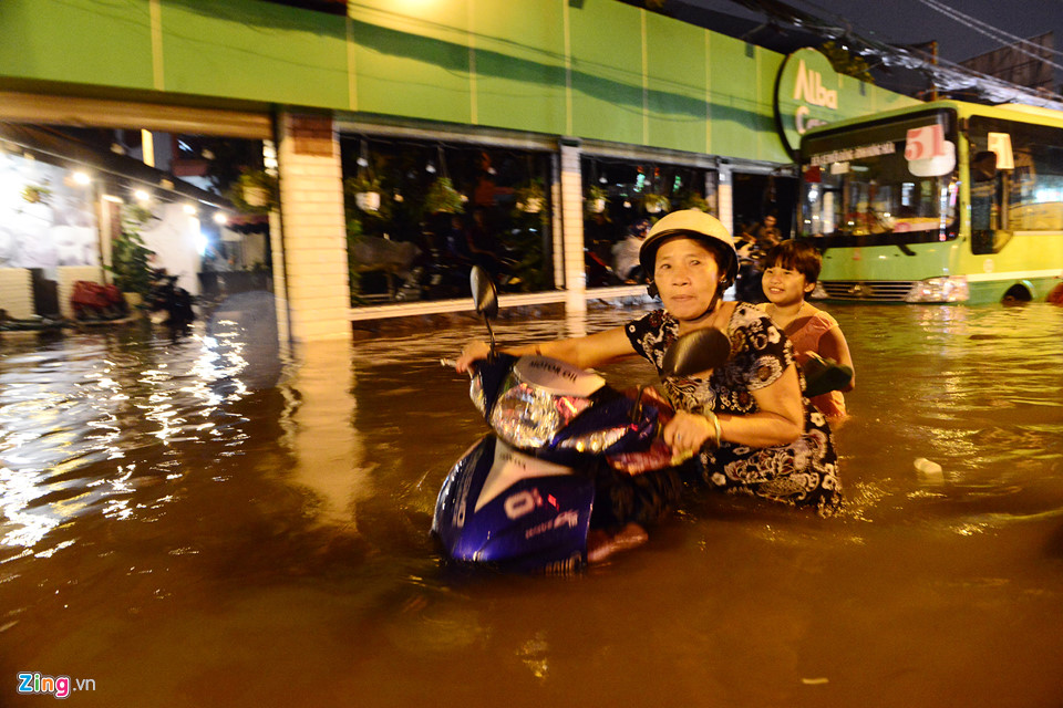 Người Sài Gòn lội nước ngập ngang bụng, ngã sấp mặt giữa đêm